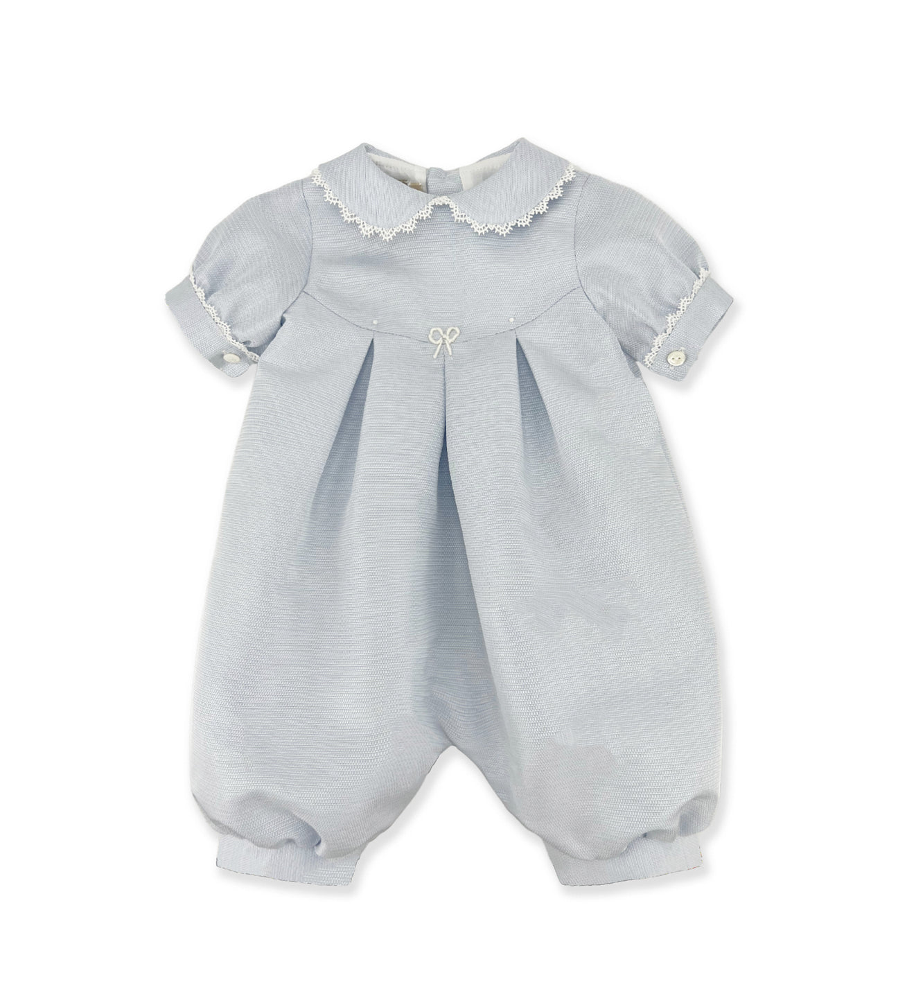 CBPG03Q18copia_1296x Light blue baby romper with a lace collar and decorative bow, featuring pleats and puffed sleeves.